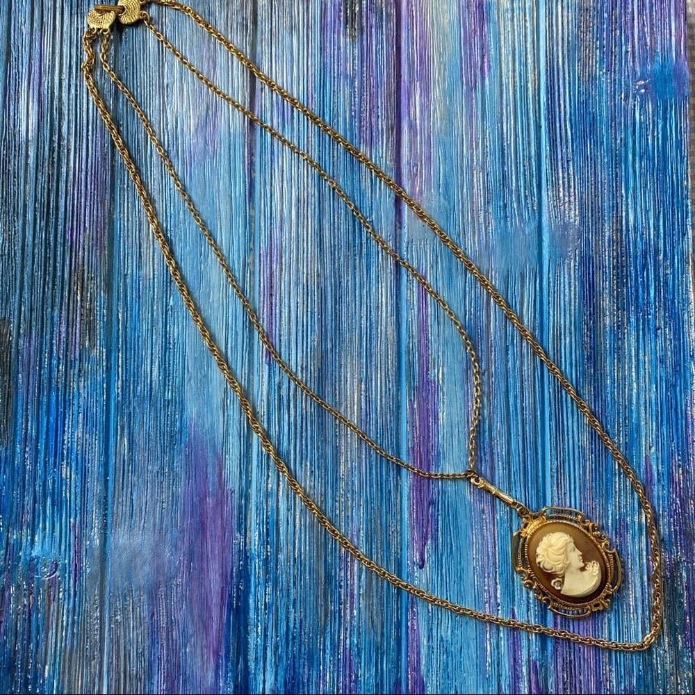 2 layers gold chunky chain with cameo pendant